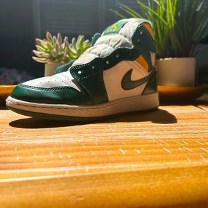 High Quality Green, Yellow, and White Air Jordan 1. Boys 5Y,  and Girls 7Y